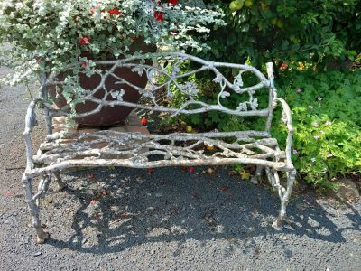 Victorian Cast Iron Garden Bench in a highly decorative branch and leaf design.
Very solid and heavy!
Length approx 130cm.
REF MIT15623825
Price £2300
