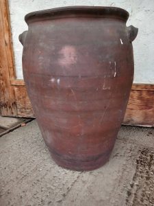 Glazed storage jar probably for bread, with ventilated lid.
Height approx 48cm.
Ref NWK1082340
Price £85