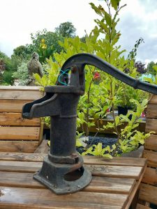 Cast iron water pump for decorative garden or pond feature. Height approx 36cm.
REF 1082321 
Price £55