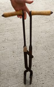 An unusual vintage tool. probably a large bulb planter, or possibly used for making golf ball holes. A really nice piece. £55