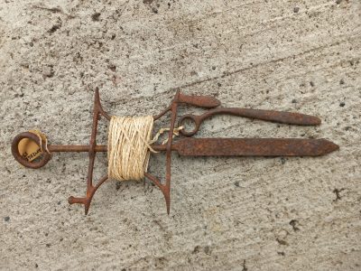 A vintage string line, used for marking out straight lines in the garden. A useful garden item. REF HAM28425 530 £35