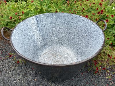 Vintage enamel handled bowl with dark grey exterior and attractive mottled interior. Nice decorative item. Two available. Height approx 46cm, Diameter approx 60cm. REF NWK7825-27 & 28 £120